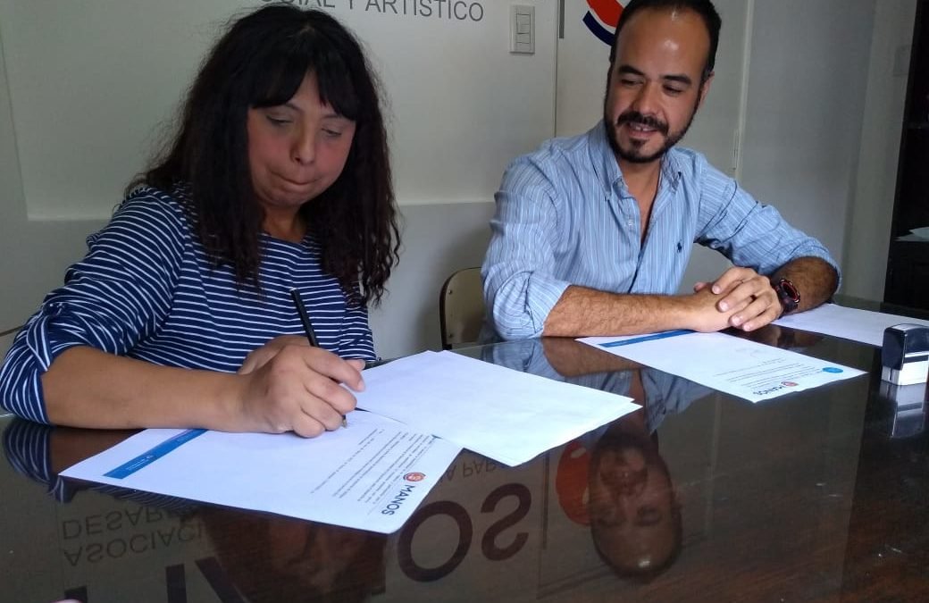 MANOS, primera ONG en firmar convenio con el Plan ENIA para abordar problemáticas de la juventud